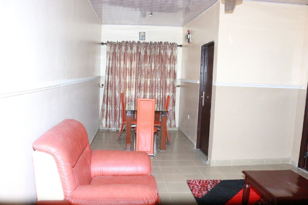 L & L Executive Hotels And Suites 14/19