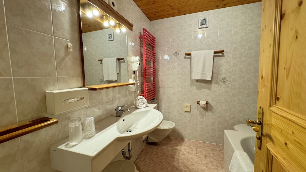MIRABELL SILENCE & SCHLOSSHOTEL 49/50