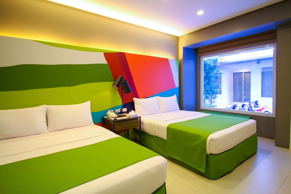 Deluxe, 2 Queen Beds, Pool Side