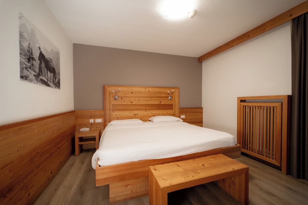 ROOM, DOUBLE BED