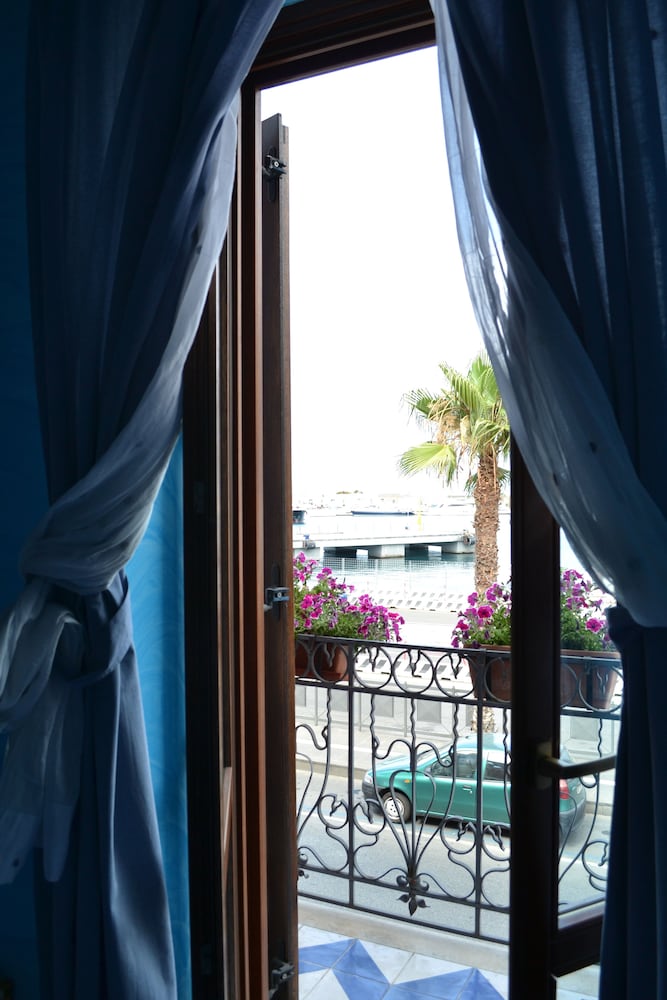 Petit Hotel 2/50