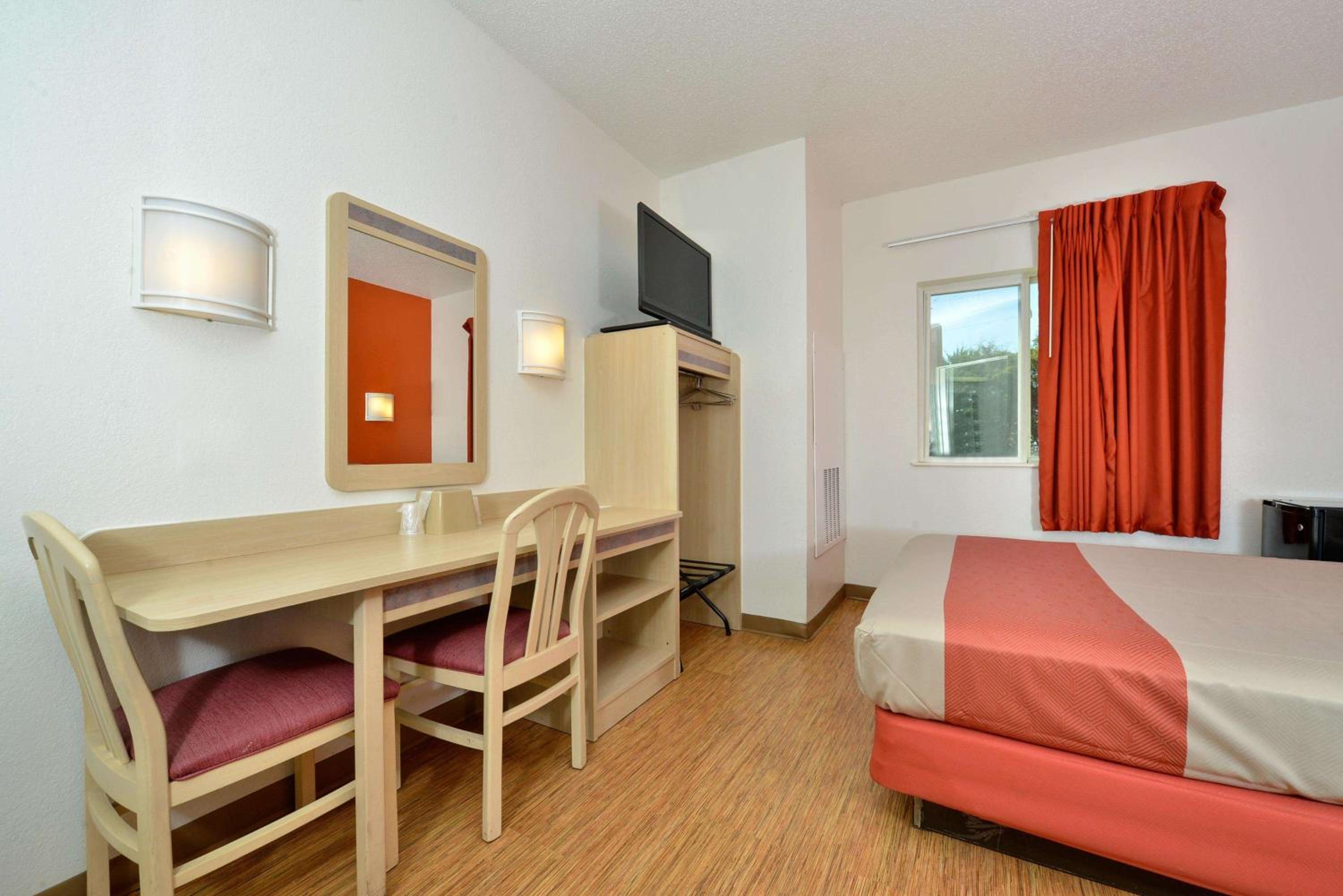 Room, Queen Bed, Accessible, Motel6 McKinney, TX - North 2/5