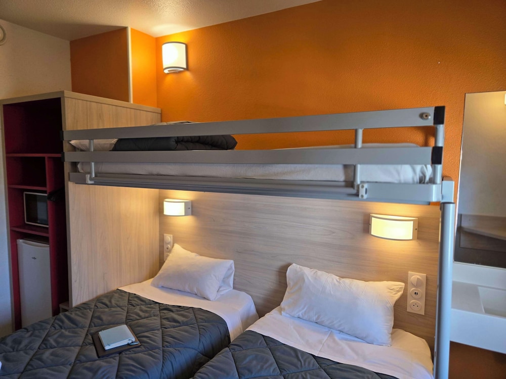 غرفة قياسية بثلاثة أسرّة بحمام مشترك