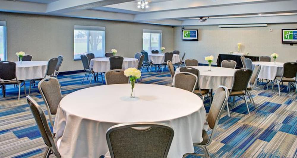 Holiday Inn Express Hotel Suites Hutto 65/72