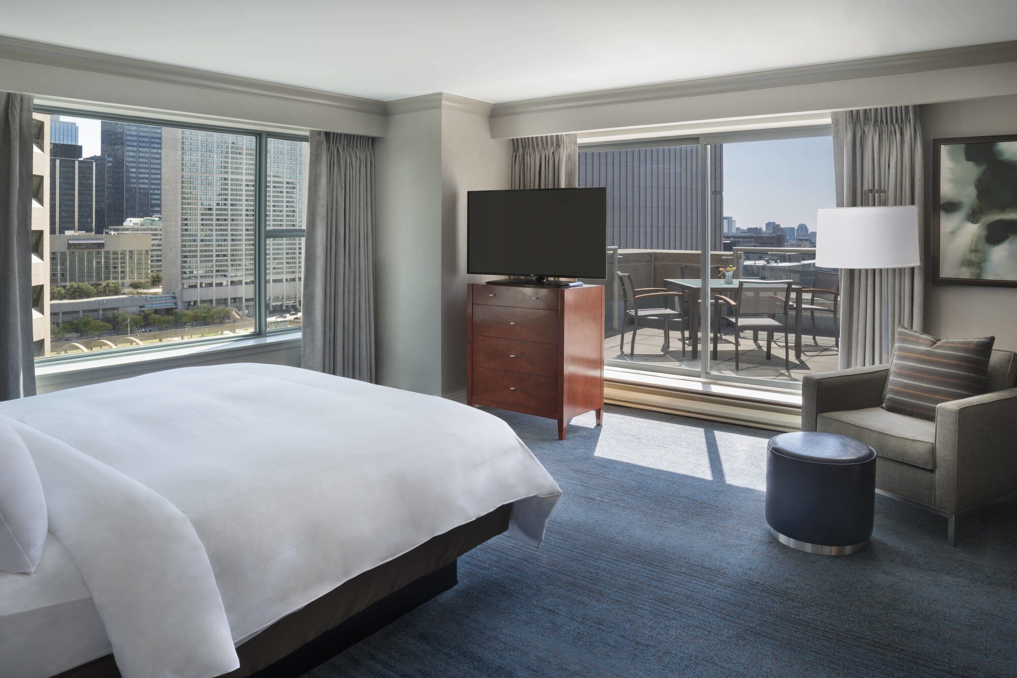 غرفة بسرير كينج بشرفة، Marriott Eaton Centre Toronto 2/2