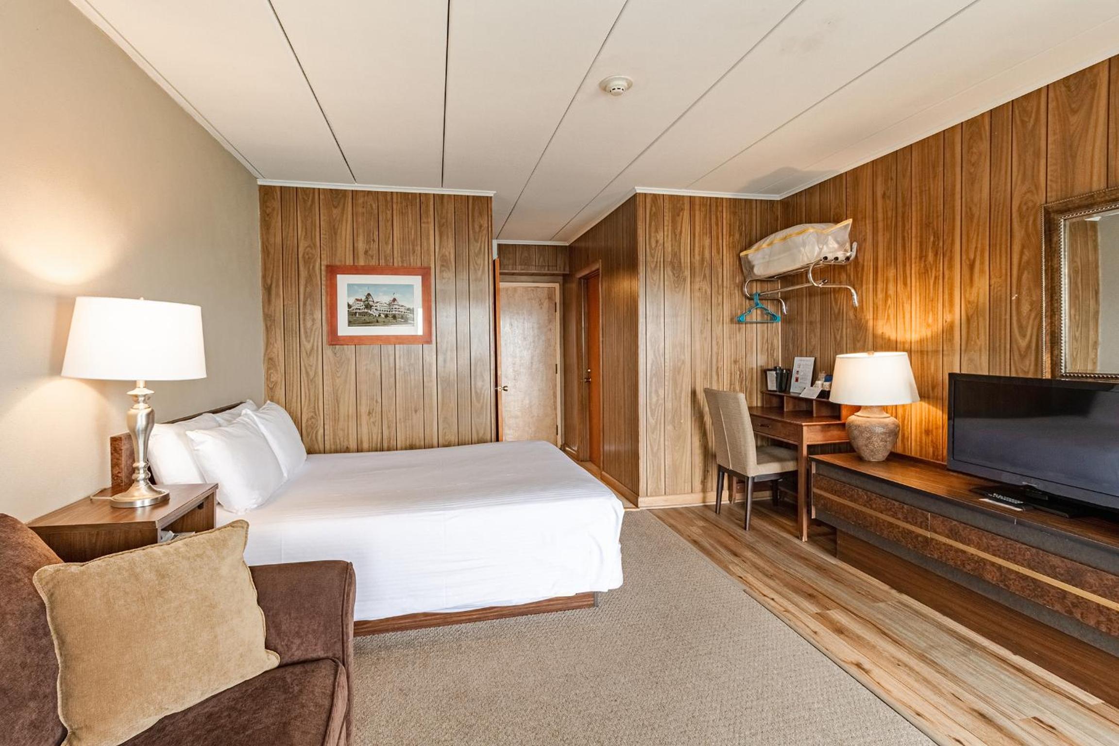Motel, Queen Bed