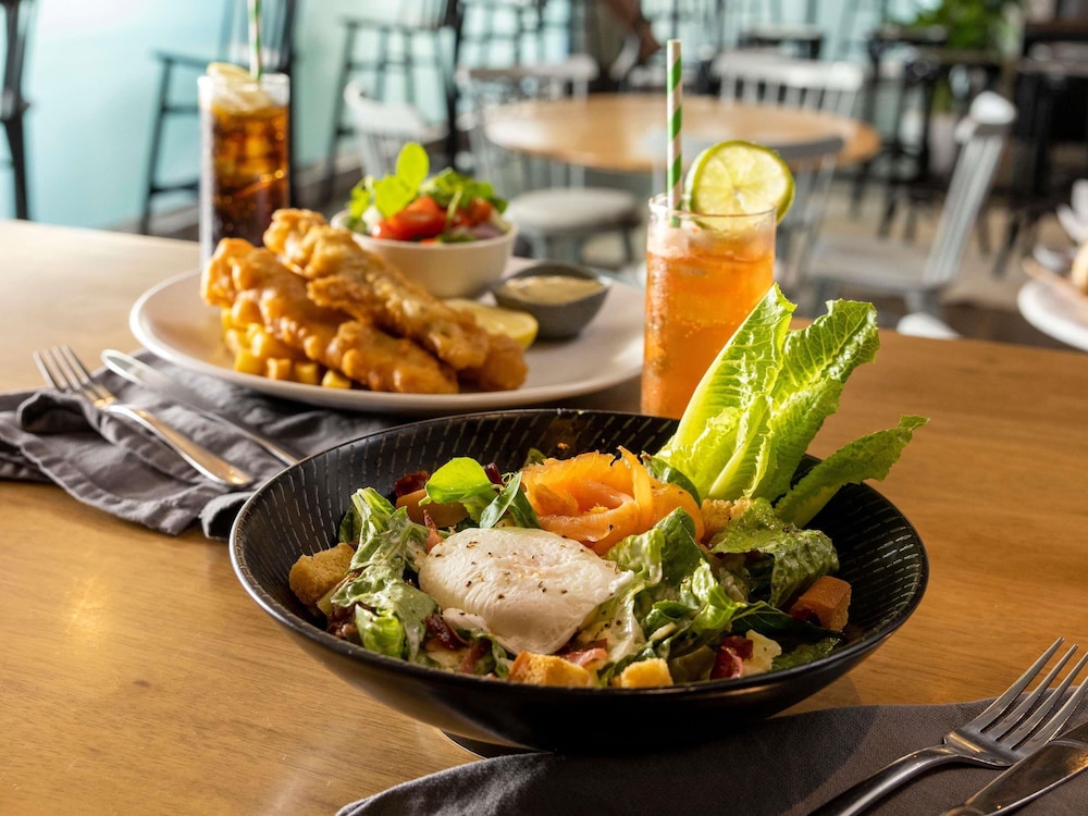 NOVOTEL SURFERS PARADISE 50/64