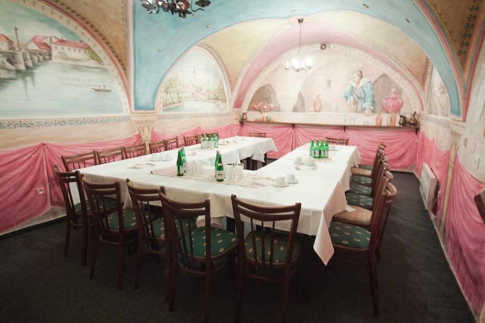 City Pisek Hotel 33/39