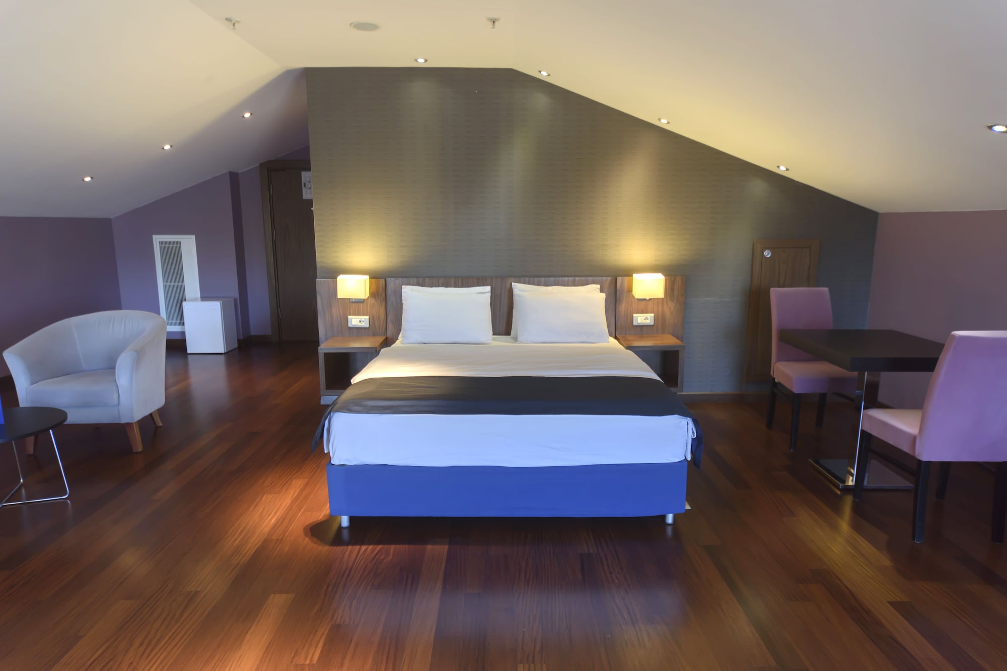 Standard, King Bed, Bridge View