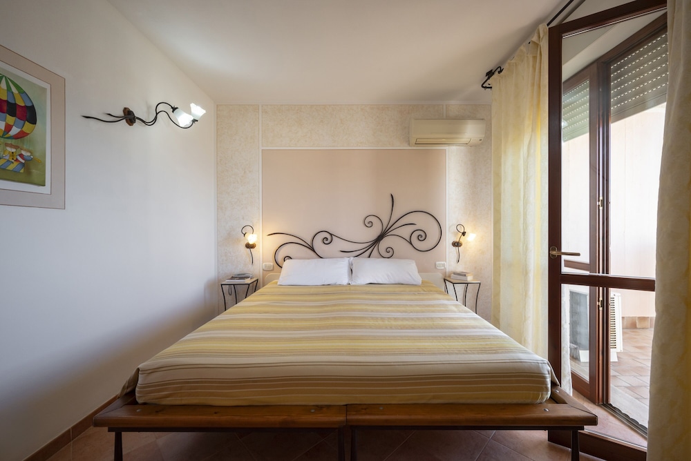 جناح سوبيريور بسرير كوين بإطلالة على البحر بشرفة مع أريكة، Lola Piccolo Hotel 2/5