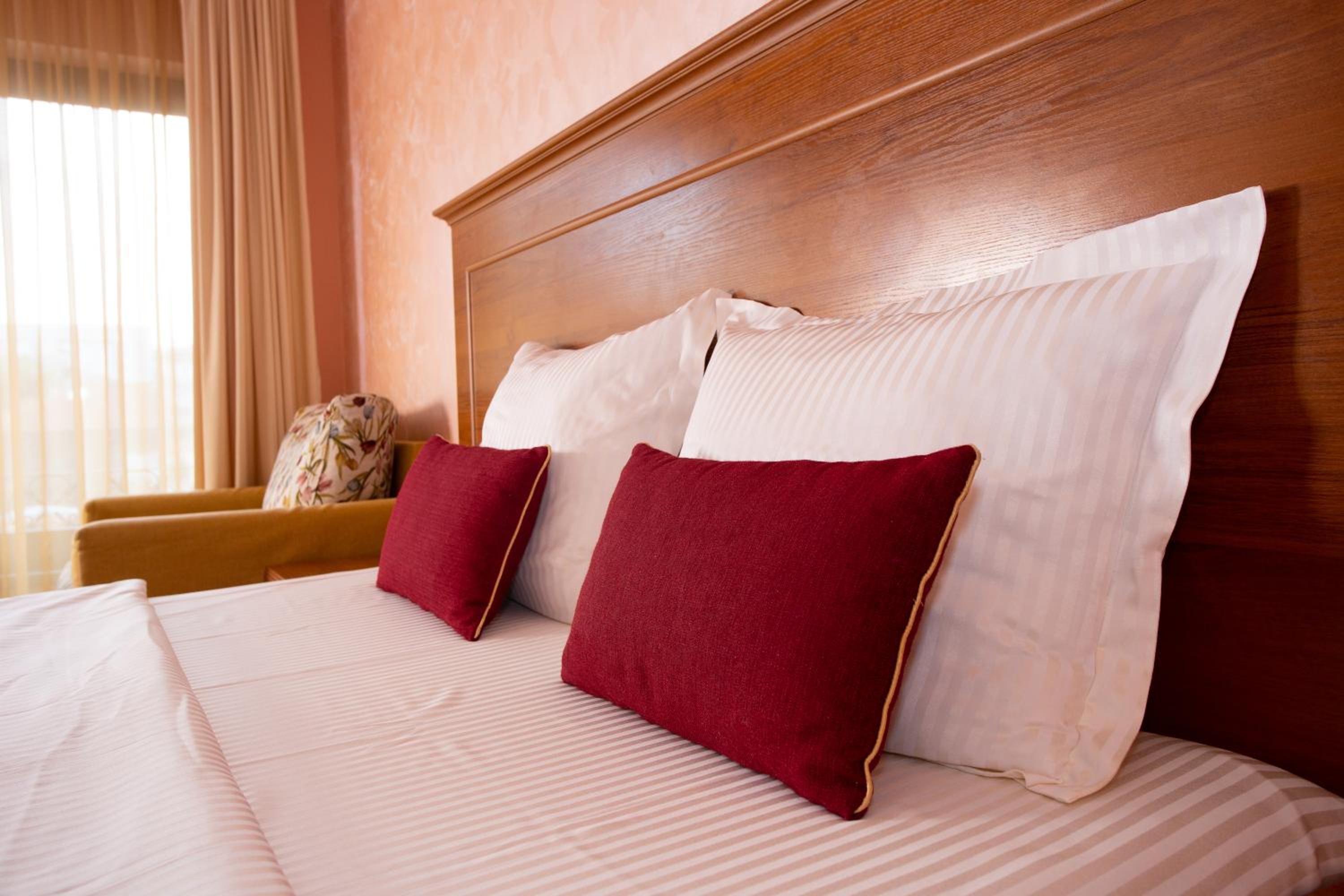 Contessa Hotel 17/45