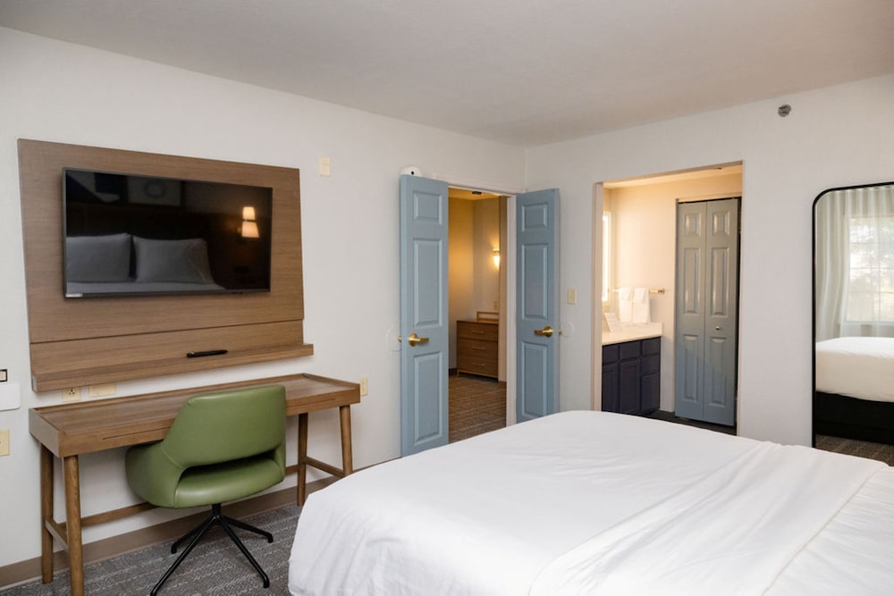 2 Bedrooms, Suite, King and Queen Bed, Living and Dining Areas, Kitchen