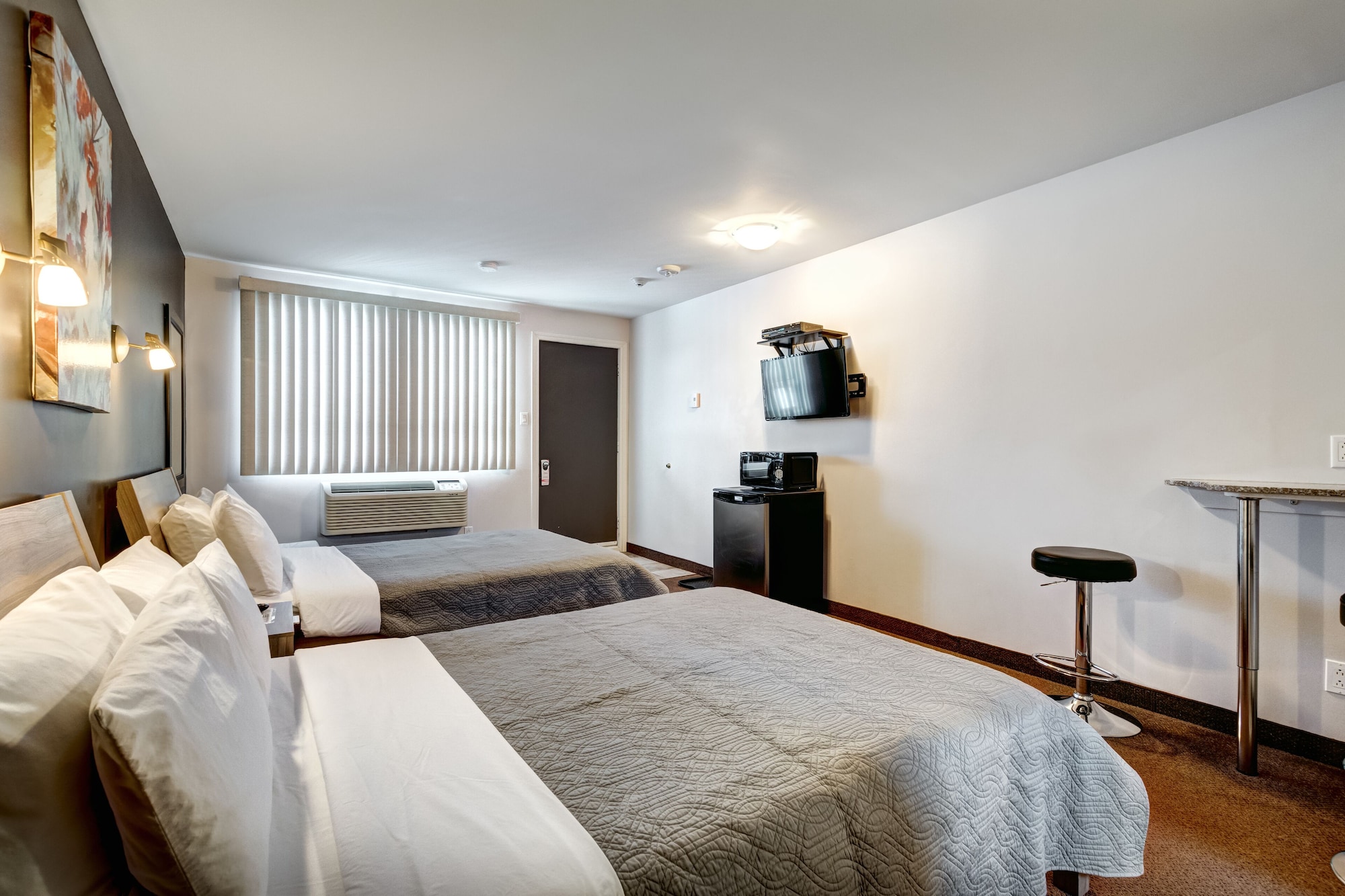 STANDARD, 2 DOUBLE BEDS