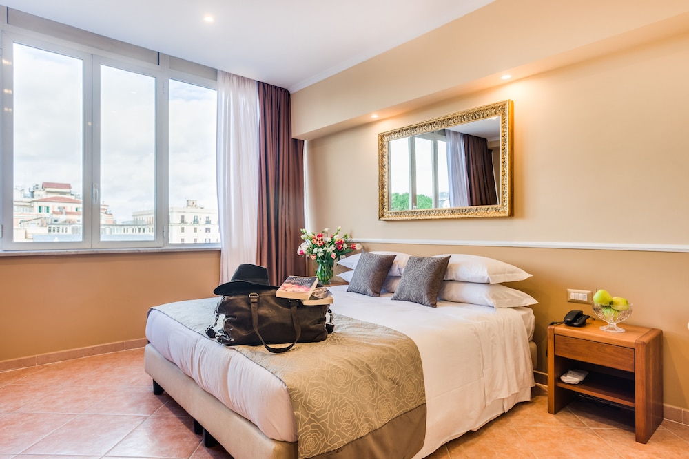 Raeli Hotel Lux 6/30