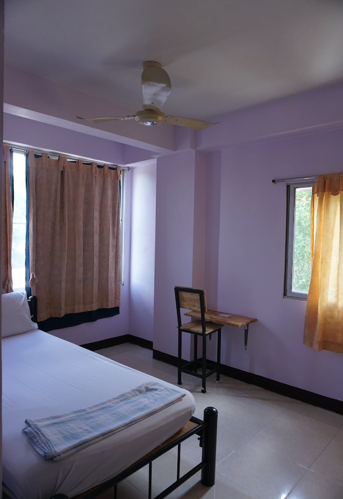 ROOM, SINGLE, WITH FAN