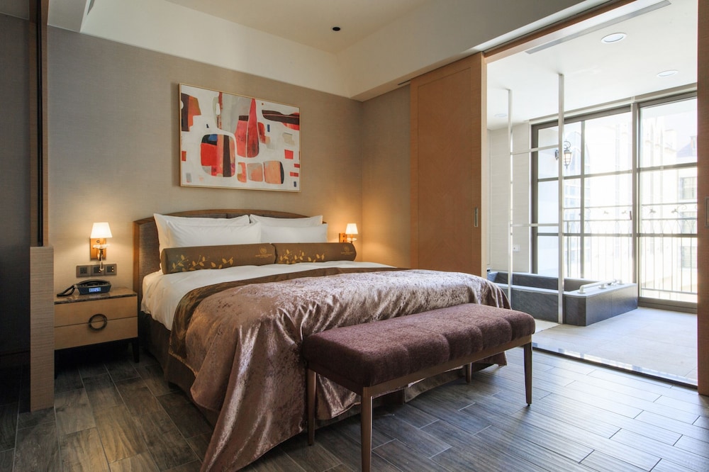 Castle, Superior, King Bed