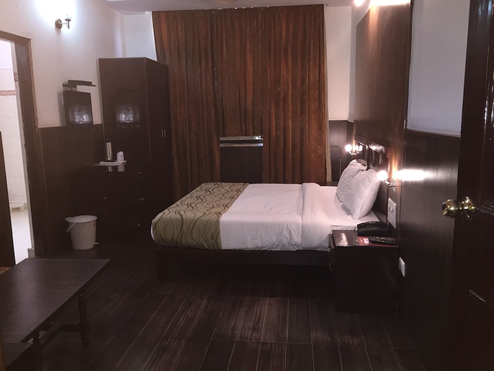 Hotel Krishna Sagar(Raj Nagar) 20/62