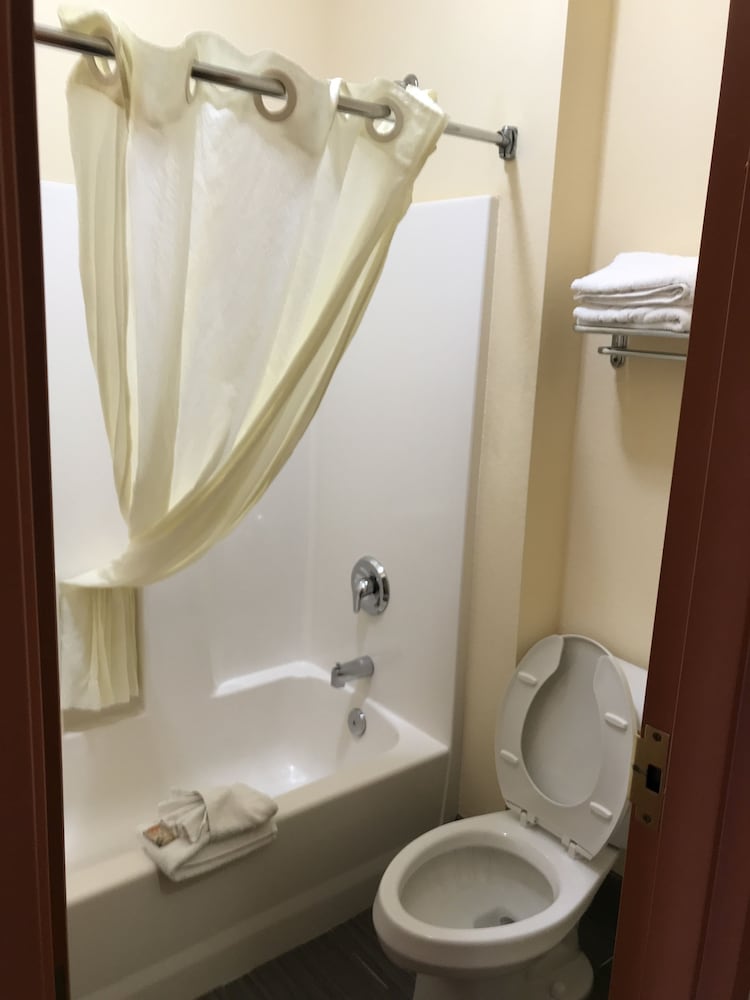 Econo Lodge Brunswick Travel Center 26/30