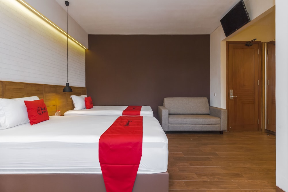 RedDoorz Plus @ CBD Bintaro 30/56