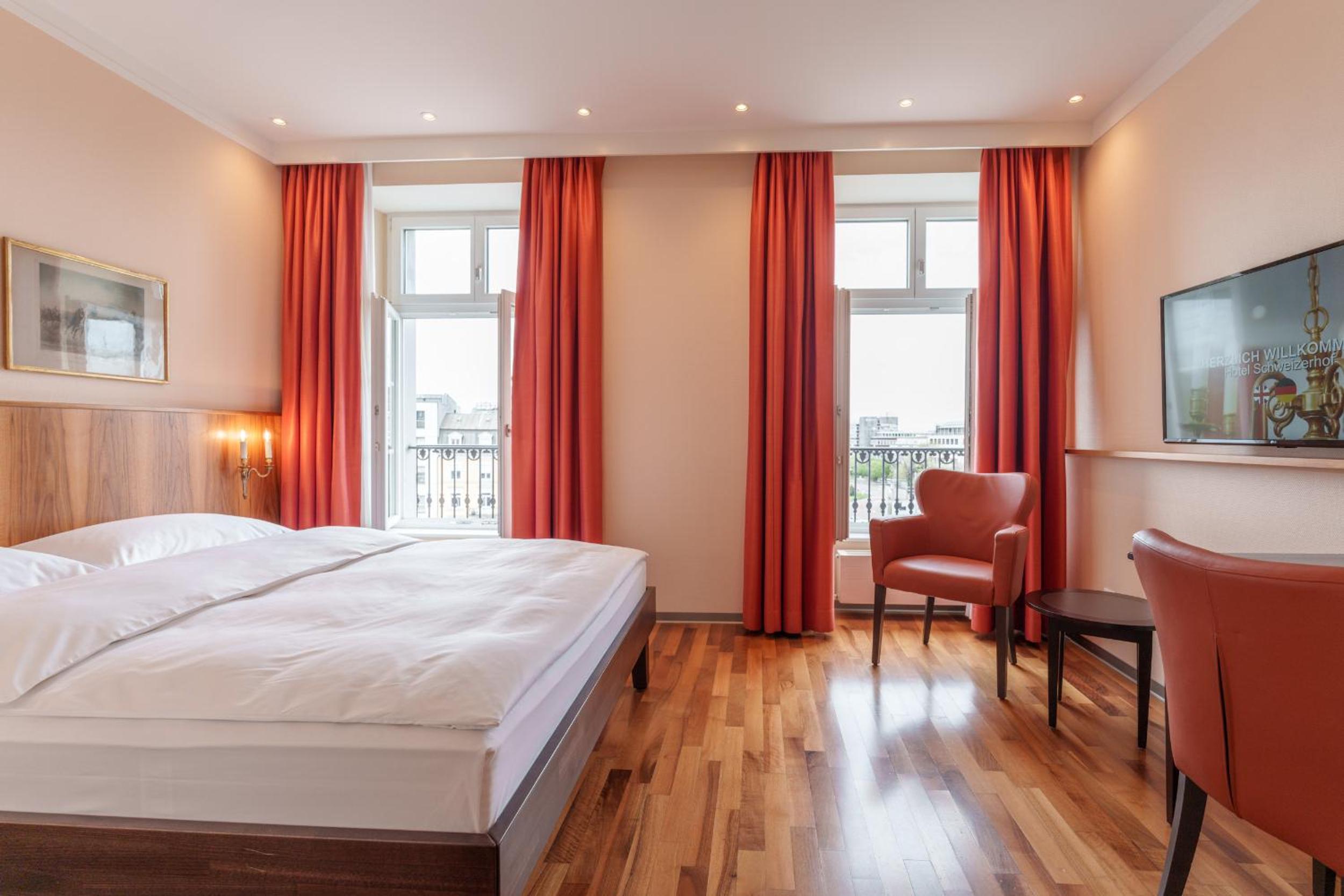 BUSINESS, DOUBLE OR TWIN BED