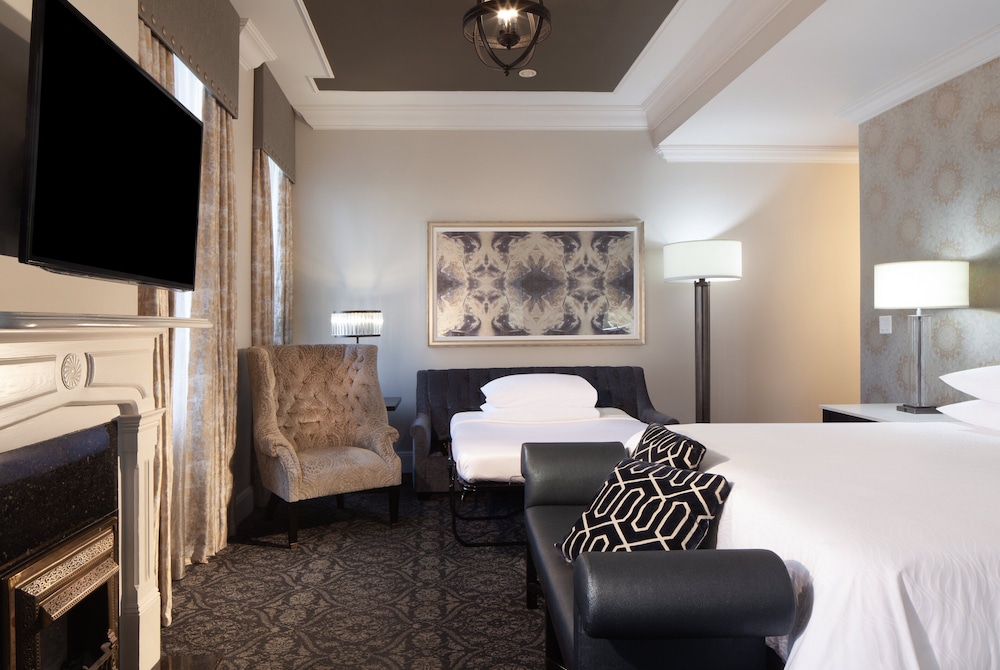 Le Pavillon Hotel 28/77