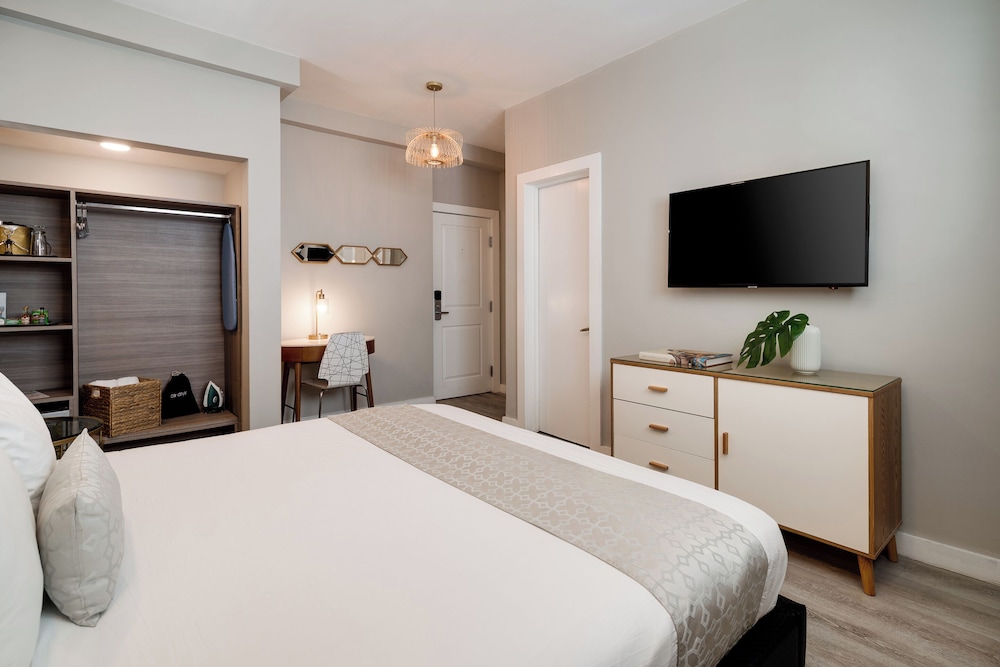 Catalina Hotel & Beach Club 24/70