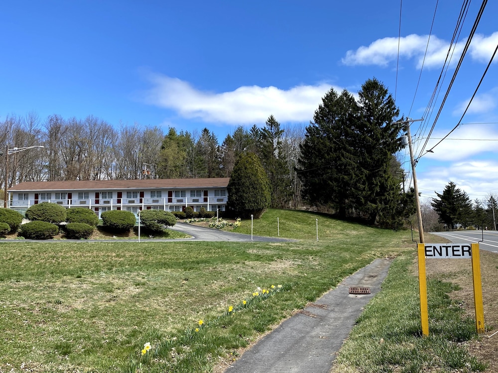 Economy Lodge 682 Main St Sturbridge 30/39