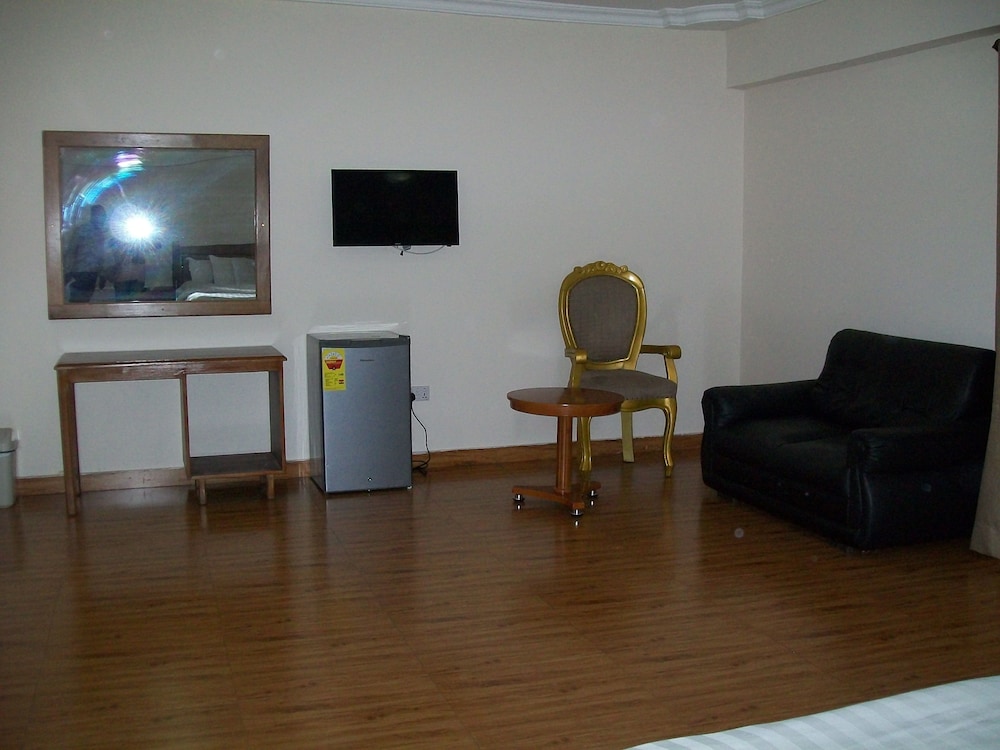 Ampomaah Hotel 25/45