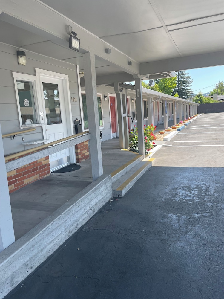 Lark Motel 38/53