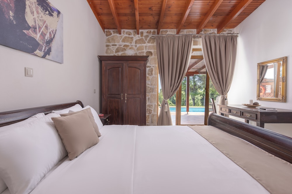 2 BEDROOMS, EXECUTIVE, SUITE, PRIVATE POOL