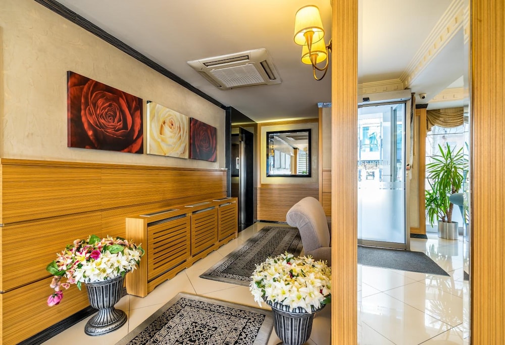 My Rose Hotel 3/44