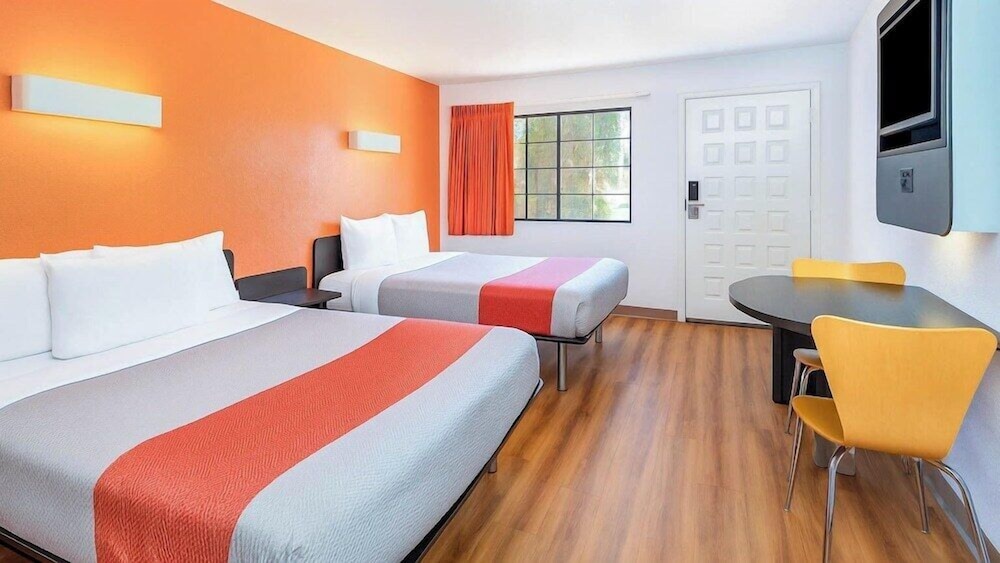 Motel6 Carlsbad, CA Beach 26/50