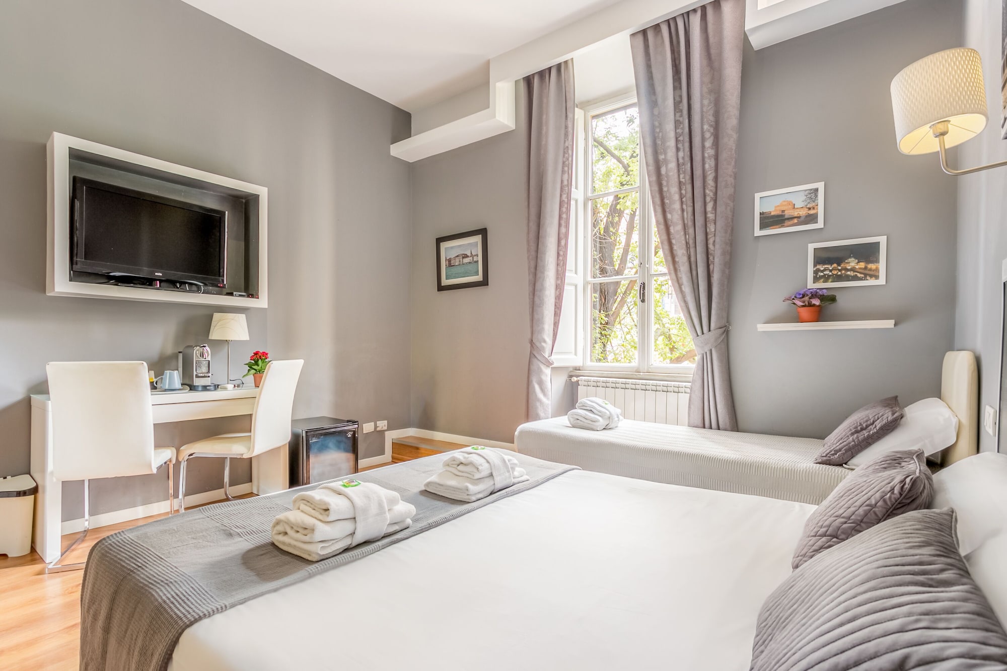 ROOM, DOUBLE OR TWIN BED