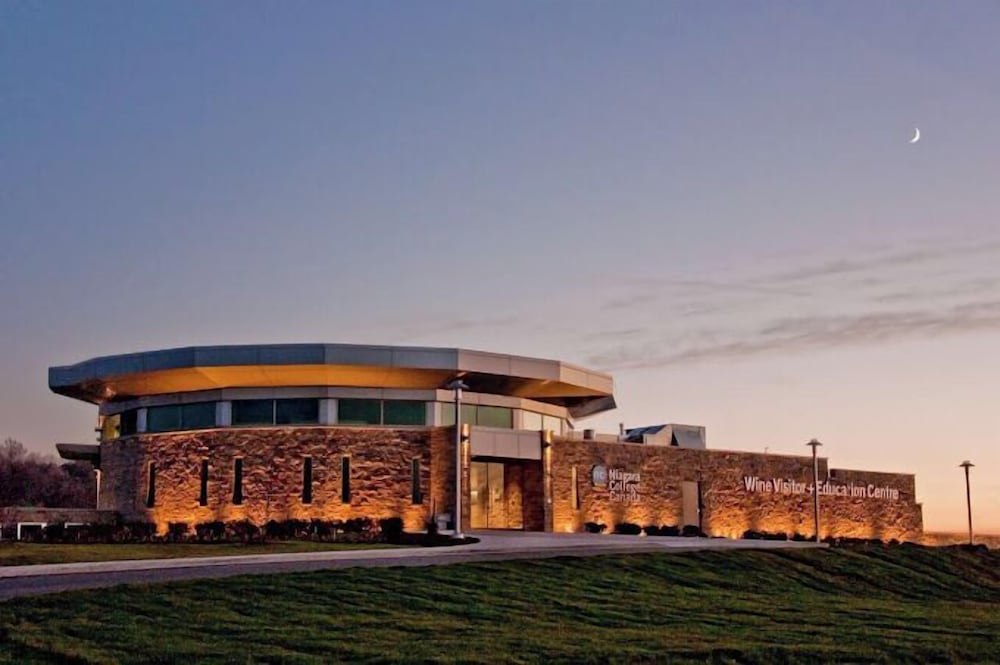 Residence & Conference Centre - Niagara-on-the-Lake 4/46