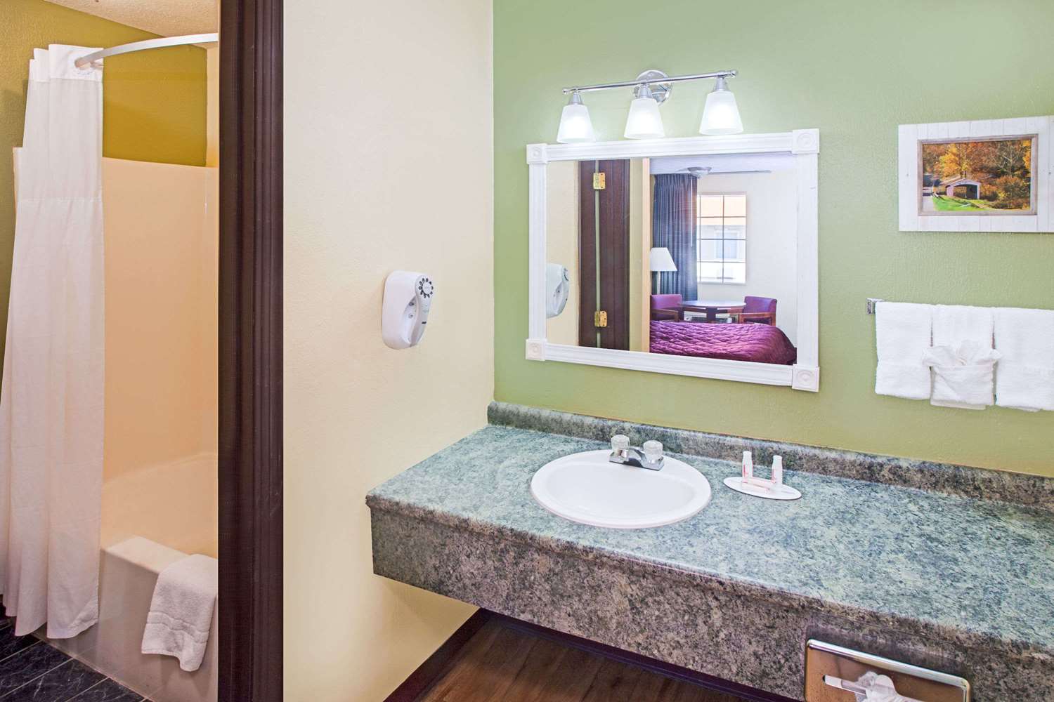 Days Inn & Suites by Wyndham Terre Haute 25/25