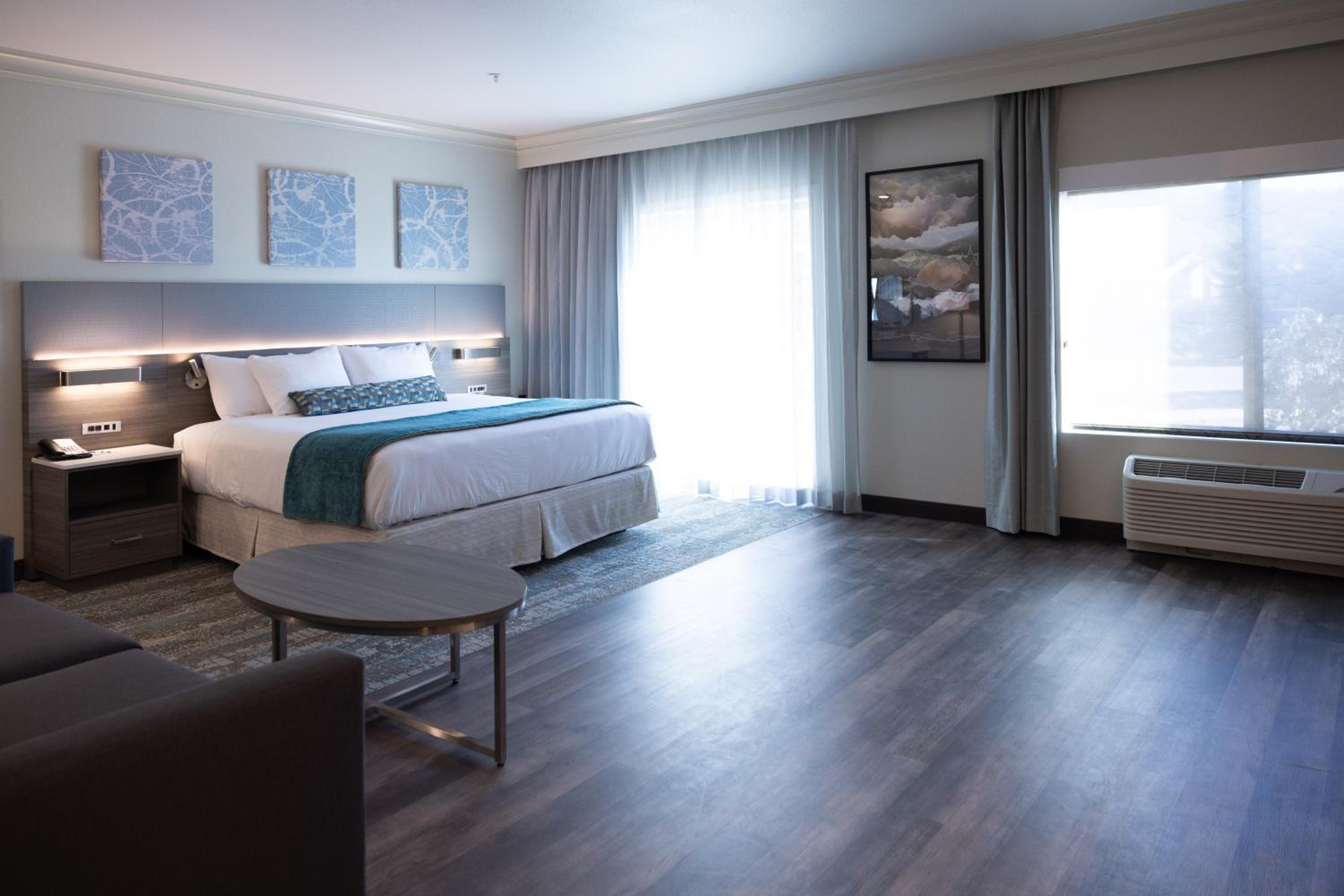 Junior Suite, King Bed, Blue Lake Casino Hotel 3/4