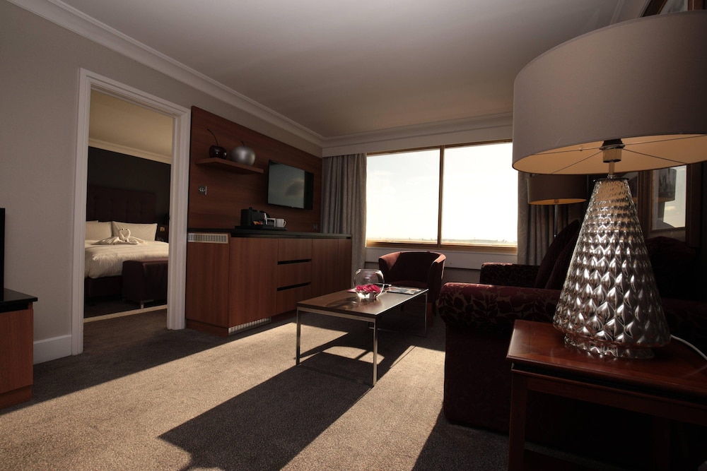 RENAISSANCE LONDON HEATHROW HOTEL 31/46