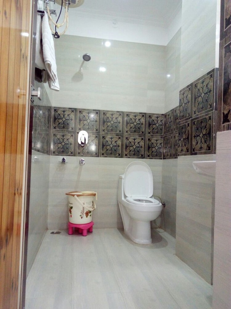 Hotel Sidharath 32/33