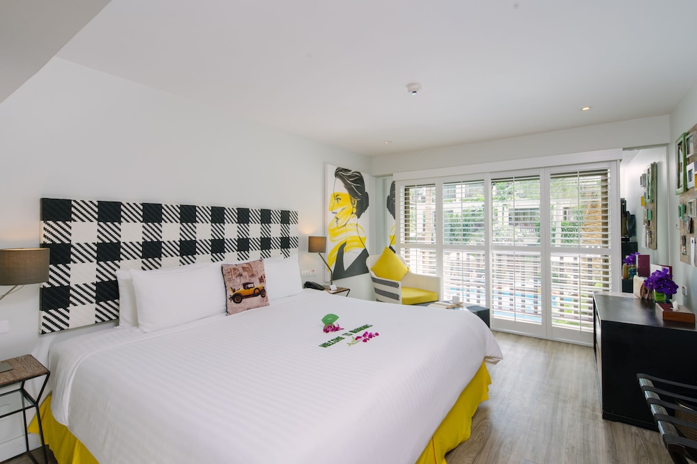 Premier Pool View (28sqm)