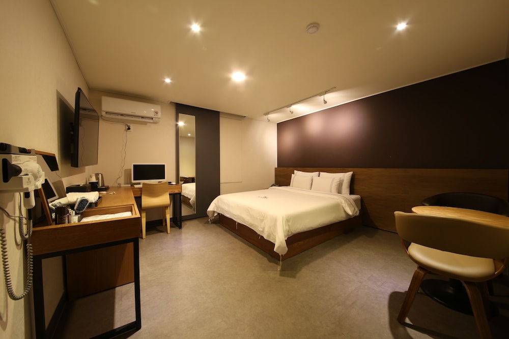 Winner Hotel 8/29