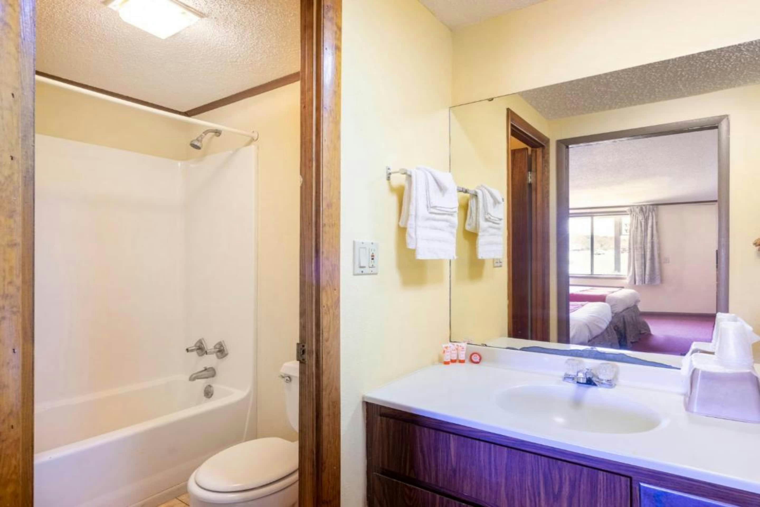 OYO Hotel Daleville AL Hwy 84 74/75