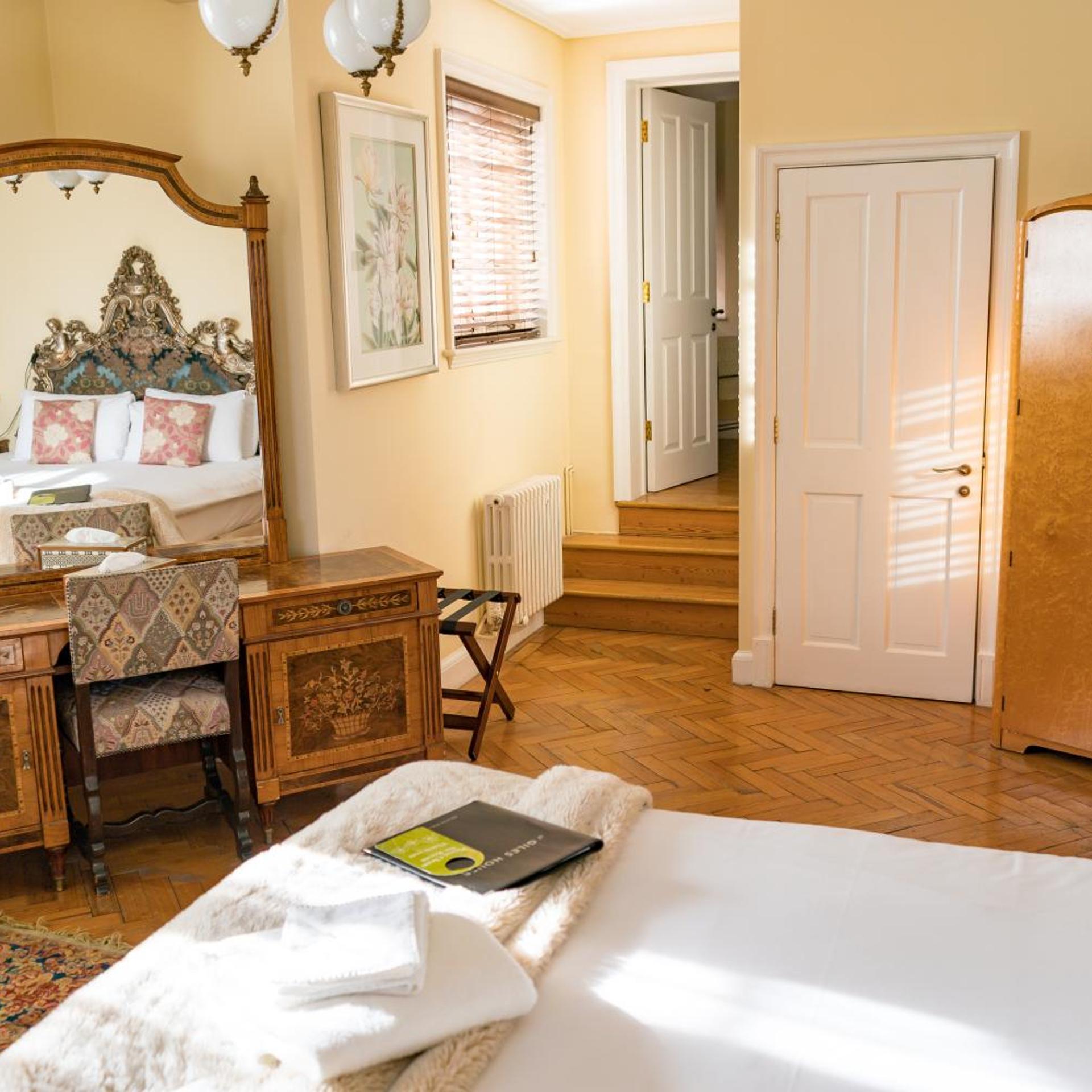 Superior, Suite, St Giles House Hotel 6/10