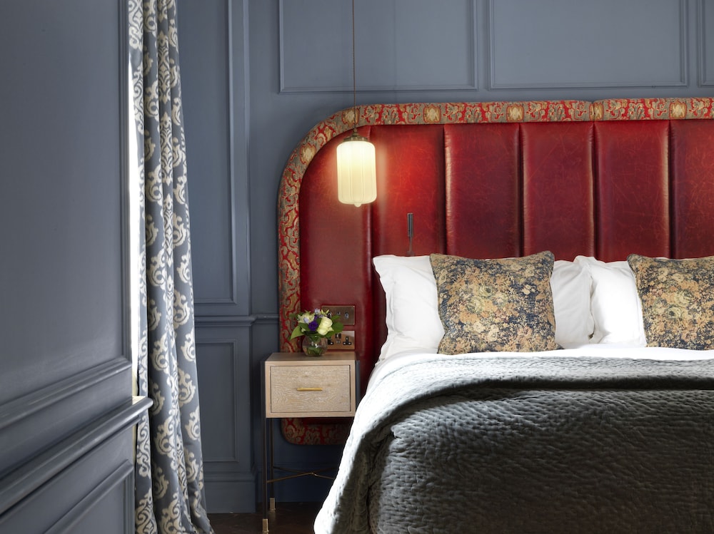 STUDIO, SUITE, KING BED