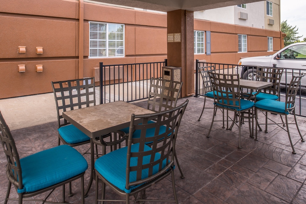Candlewood Suites Topeka 34/49