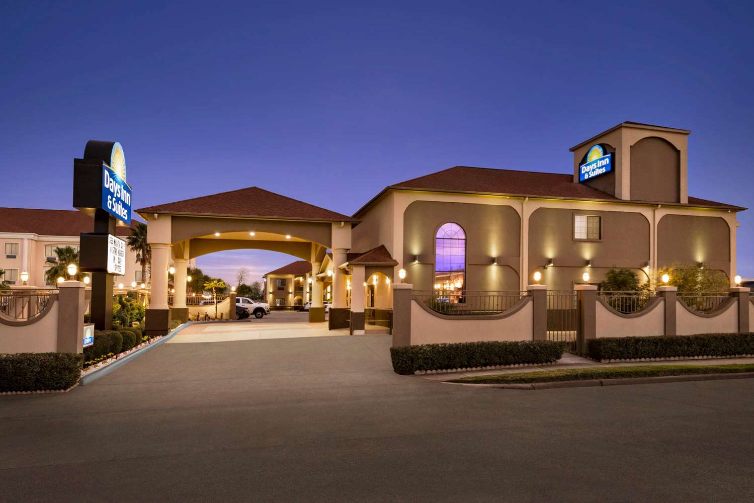 Days Inn & Suites by Wyndham Houston Hobby Airport 2/41