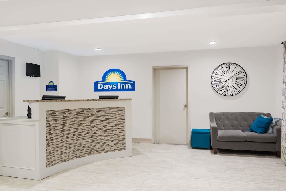 Days Inn & Suites by Wyndham Sellersburg 4/32