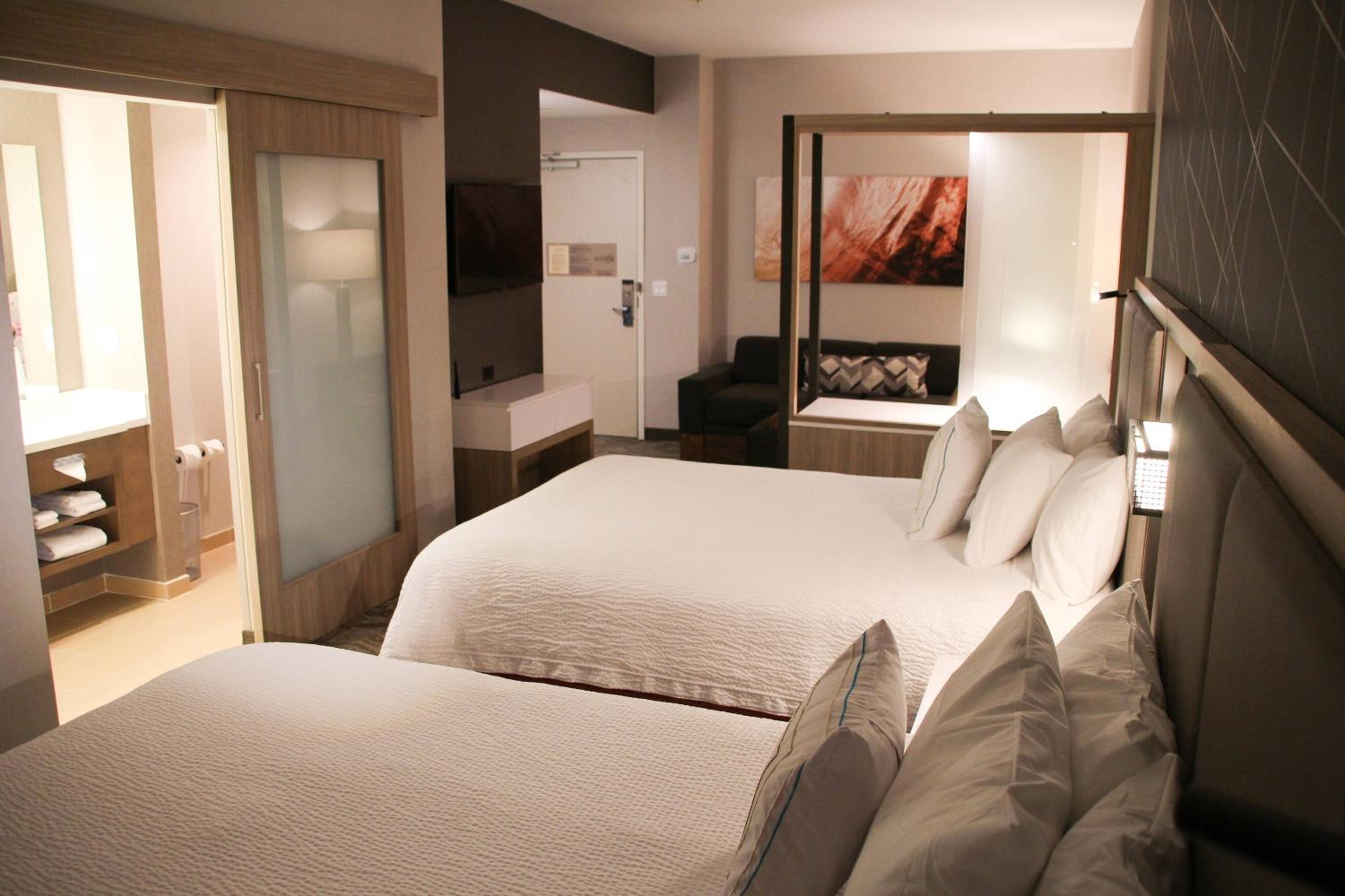 Suite, 2 Queen Beds, Sofa