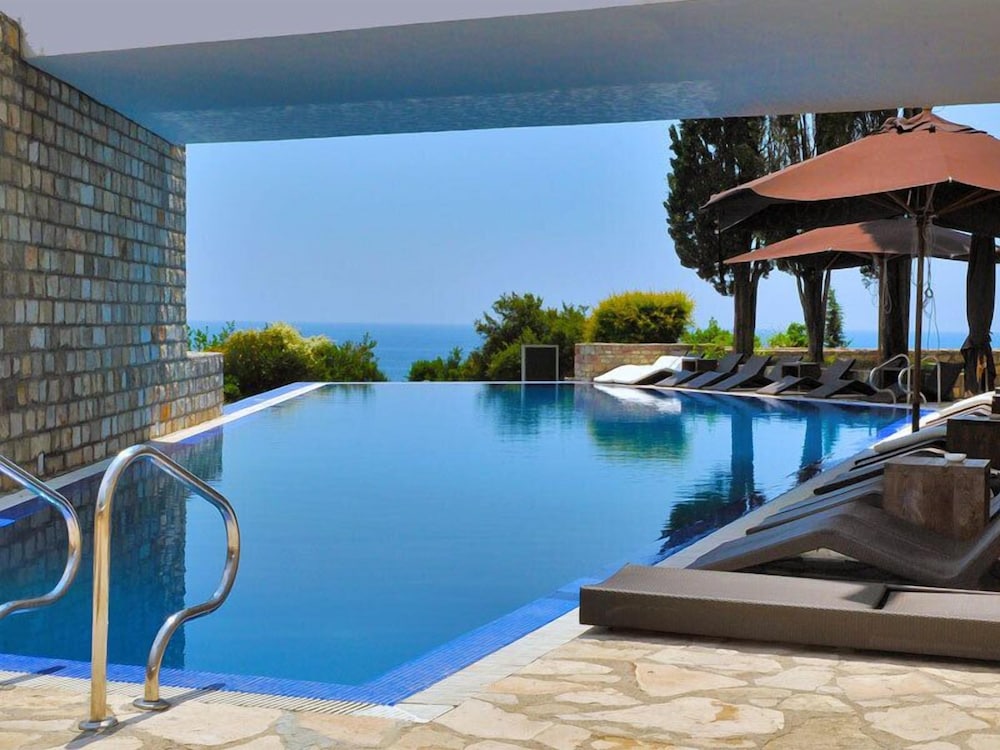 Avala Resort and Villas 20/50