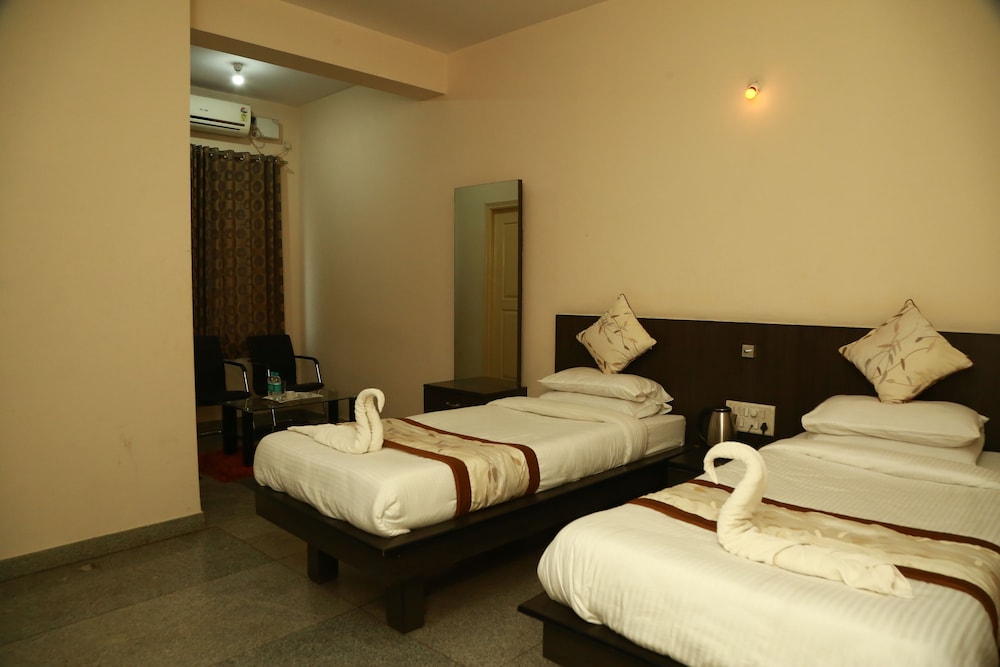 Soundarya Hotel 10/38
