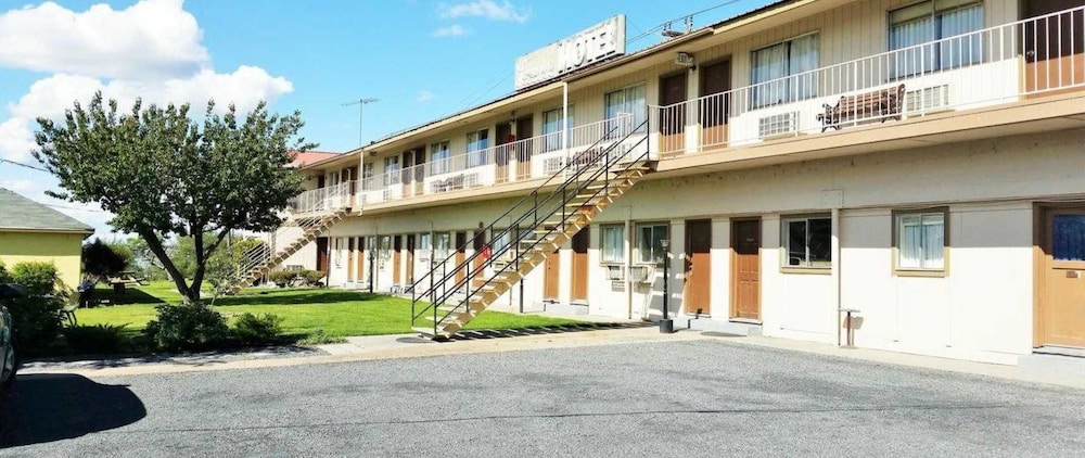 Lakeshore Inn 2/53